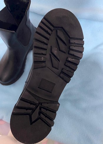 Tokalı Siyah Lastik Topuklu Kadın Bot - Görsel 3