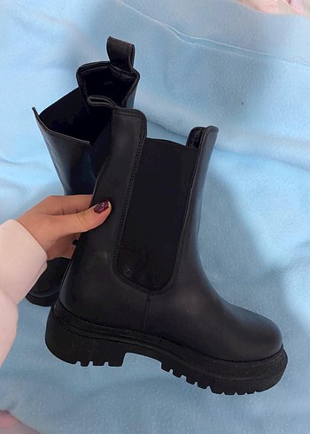 Tokalı Siyah Lastik Topuklu Kadın Bot - Görsel 2