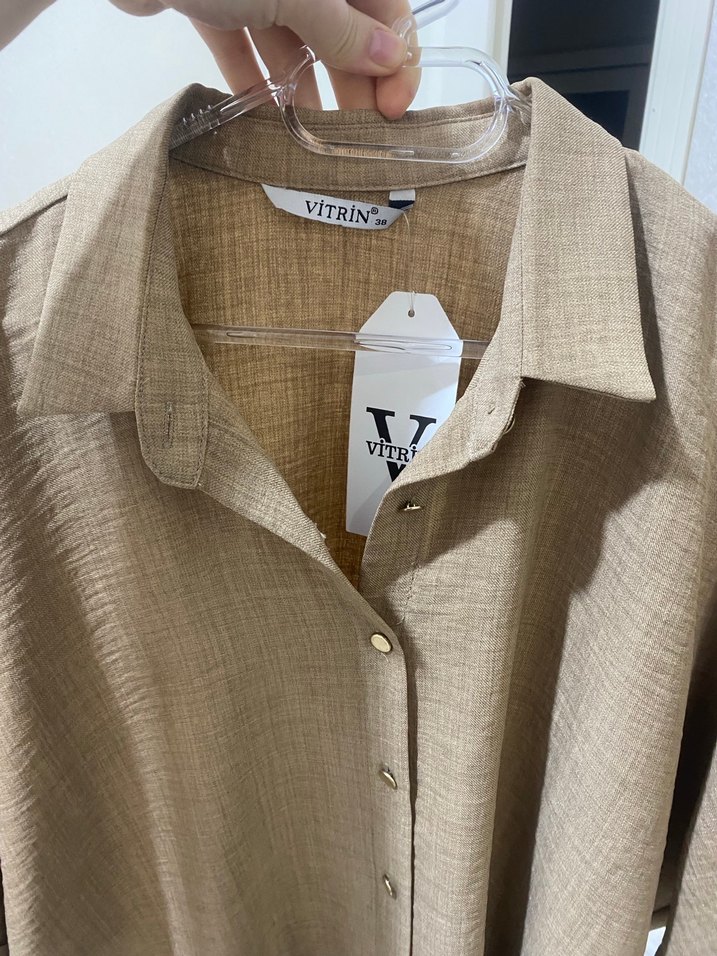 Bej Keten Düğmeli V Yaka Kadın Gömlek - Görsel 4