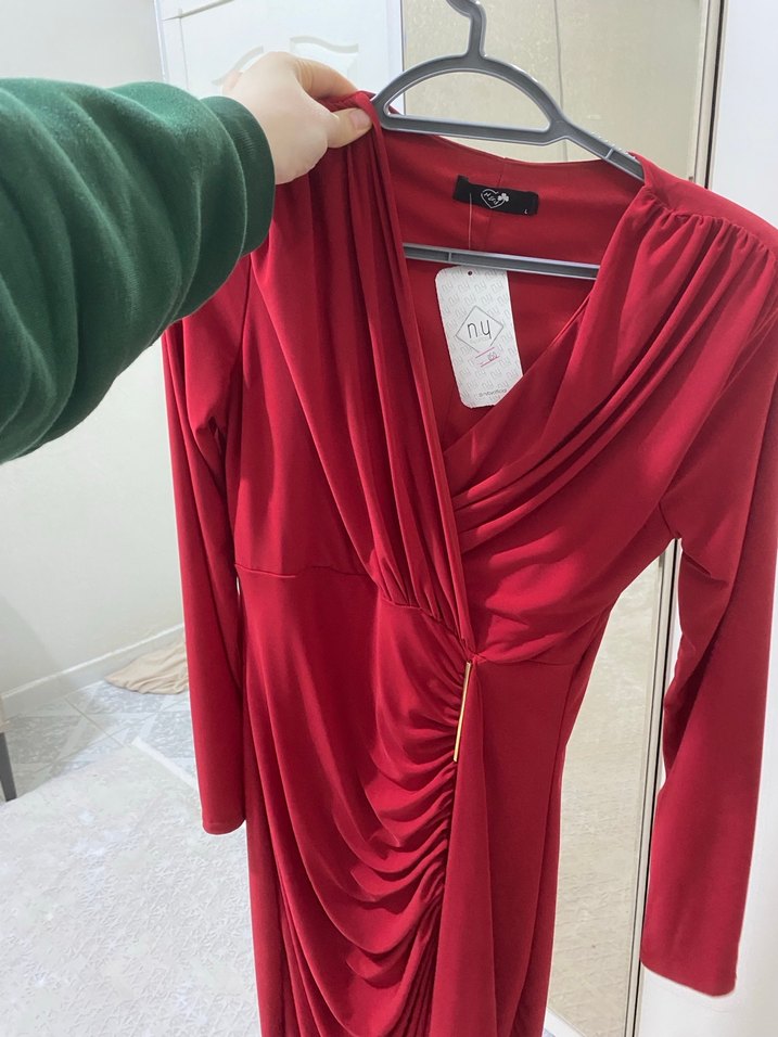 Kırmızı V Yaka Drapeli Midi Elbise - Görsel 3