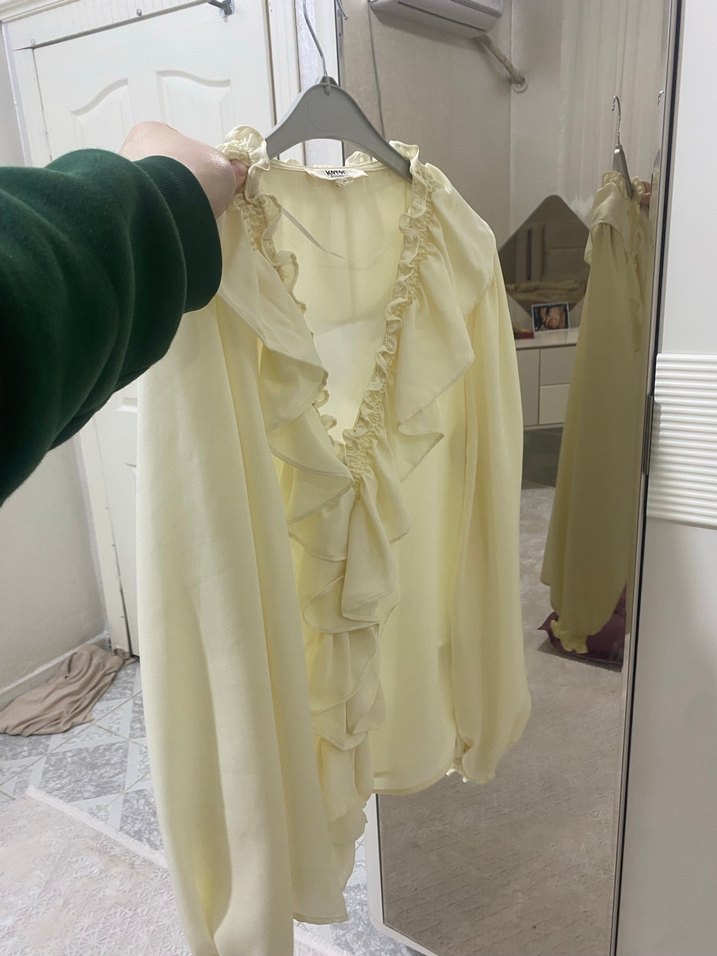 V Yaka Fırfırlı Beyaz Kadın Gömlek - Görsel 2