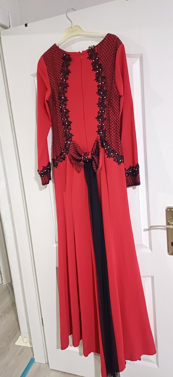 Kırmızı İşlemeli Uzun Kollu Abiye Elbise - Görsel 2