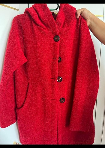 Kapüşonlu kırmızı düğmeli kaban - Görsel 2