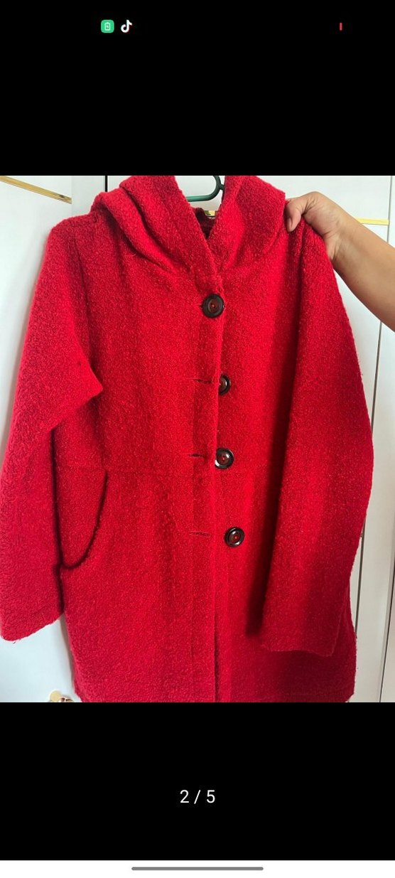 Kapüşonlu kırmızı düğmeli kaban - Görsel 2