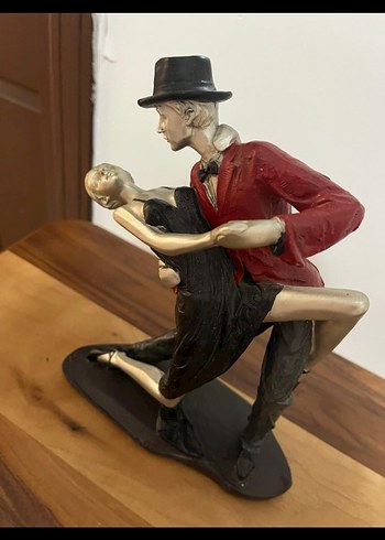 Kırmızı Ceketli Dans Eden Çift Biblolar - Görsel 3