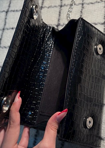 Siyah Zincir Detaylı Desenli Deri Çanta - Görsel 3