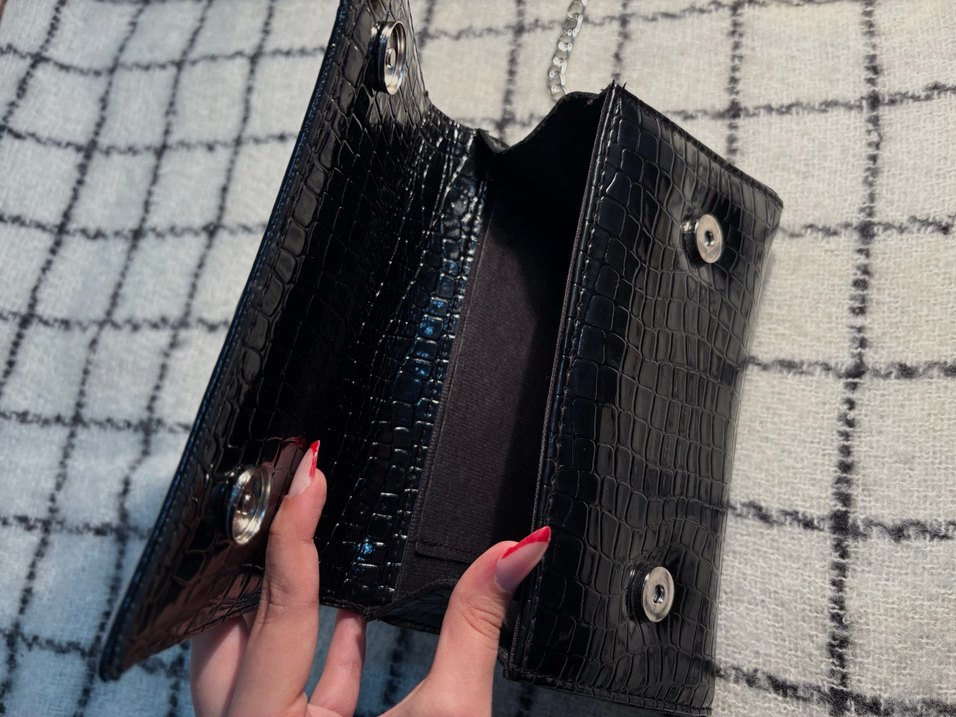 Siyah Zincir Detaylı Desenli Deri Çanta - Görsel 3