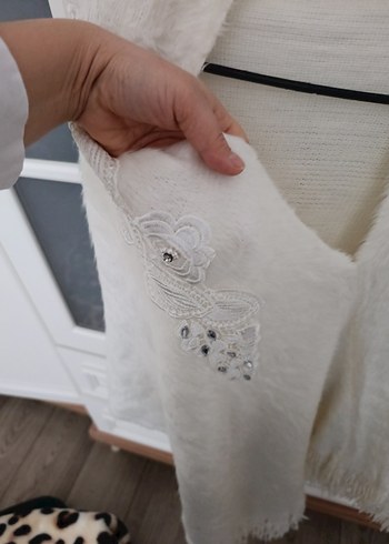Beyaz Nakışlı Örgü Kadın Şal - Görsel 4