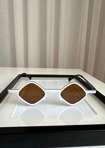 Minimalist Beyaz Şeffaf Çerçeveli Gözlük - Görsel 2