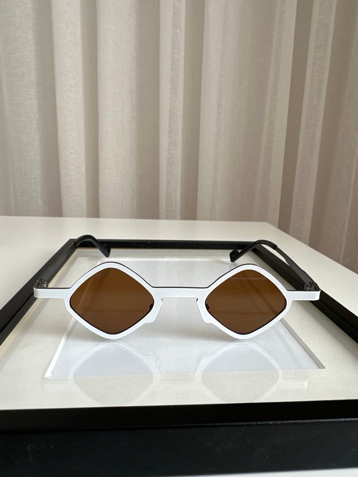 Minimalist Beyaz Şeffaf Çerçeveli Gözlük - Görsel 2