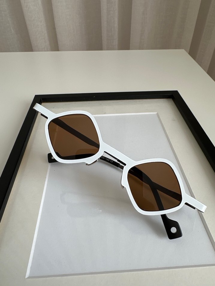 Minimalist Beyaz Şeffaf Çerçeveli Gözlük - Görsel 3