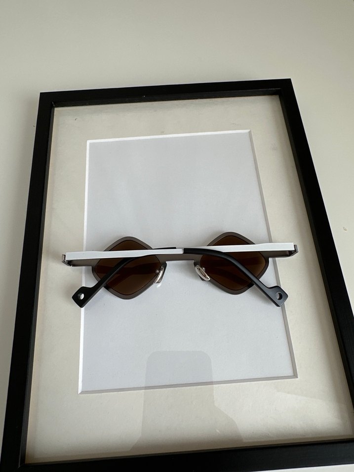 Minimalist Beyaz Şeffaf Çerçeveli Gözlük - Görsel 4