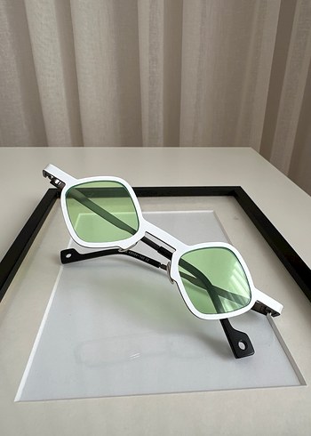 Şeffaf Beyaz Çerçeveli Minimalist Kadın Gözlüğü - Görsel 3