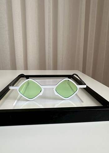 Şeffaf Beyaz Çerçeveli Minimalist Kadın Gözlüğü - Görsel 2