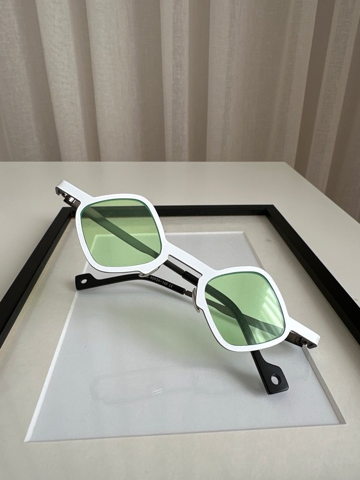 Şeffaf Beyaz Çerçeveli Minimalist Kadın Gözlüğü - Görsel 3