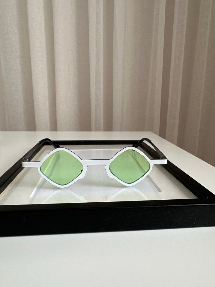 Şeffaf Beyaz Çerçeveli Minimalist Kadın Gözlüğü - Görsel 2