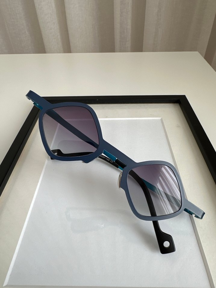 Şeffaf Koyu Mavi Minimalist Kadın Gözlüğü - Görsel 3