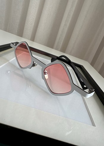 Minimalist Beyaz Transparan Kadın Güneş Gözlüğü - Görsel 3