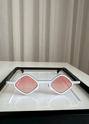 Minimalist Beyaz Transparan Kadın Güneş Gözlüğü - Görsel 2