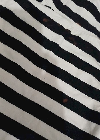 Siyah Çizgili Boğazlı  Tişört - Görsel 3