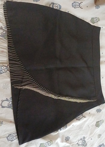 Siyah Drapeli Nakışlı Mini Etek - Görsel 3