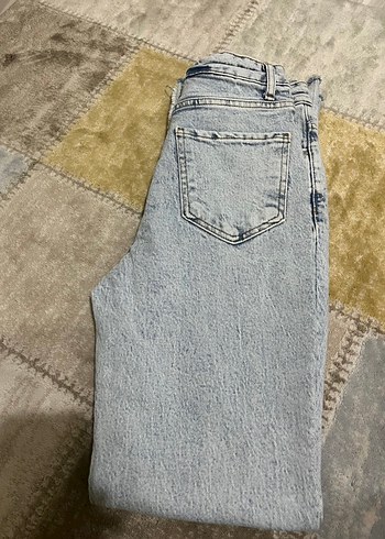 Yırtmaçlı Gri Batik Desenli Kadın Kot Pantolon - Görsel 4