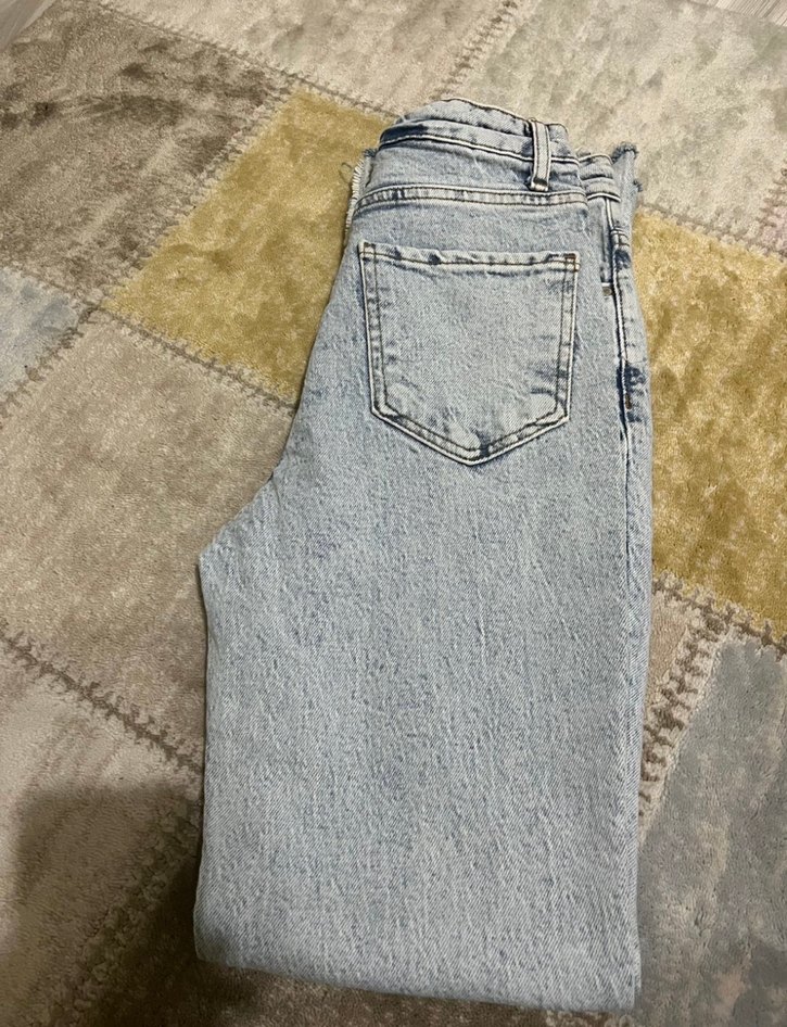 Yırtmaçlı Gri Batik Desenli Kadın Kot Pantolon - Görsel 4