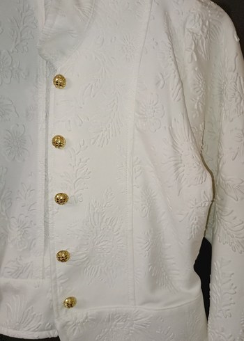 Düğmeli Beyaz Nakışlı Kadın Ceket - Görsel 3