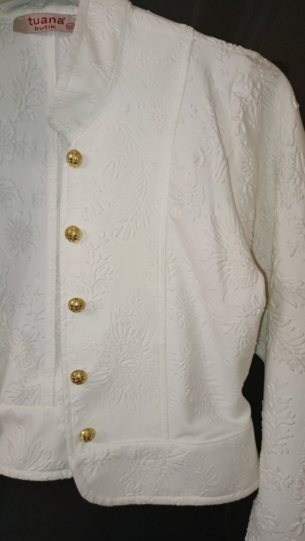 Düğmeli Beyaz Nakışlı Kadın Ceket - Görsel 3