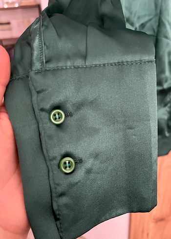 Uzun Kollu Yeşil Saten Kadın Gömlek - Görsel 2