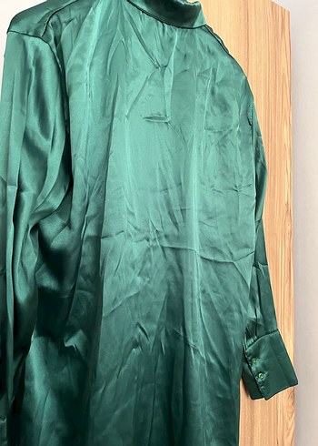 Uzun Kollu Yeşil Saten Kadın Gömlek - Görsel 3