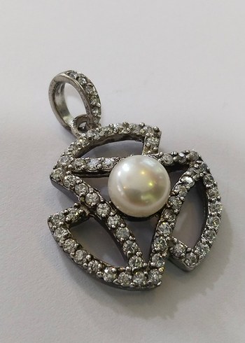 İnci ve Taş Detaylı Gri Çiçekli Kolye Ucu - Görsel 3