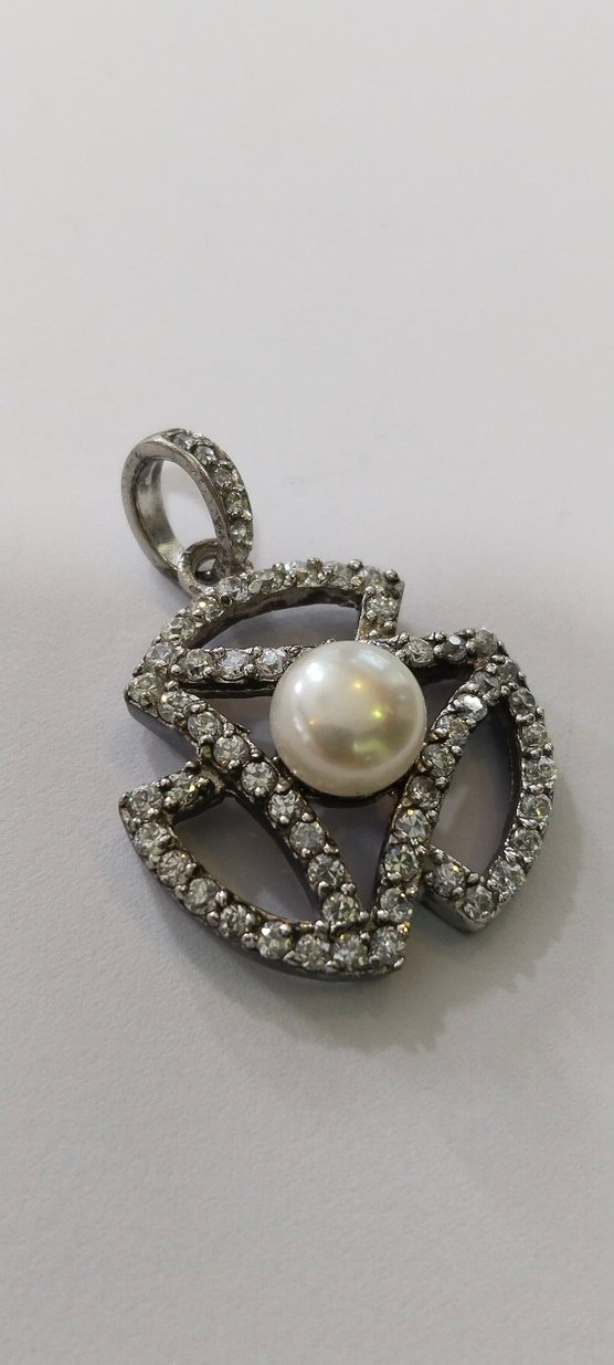 İnci ve Taş Detaylı Gri Çiçekli Kolye Ucu - Görsel 3