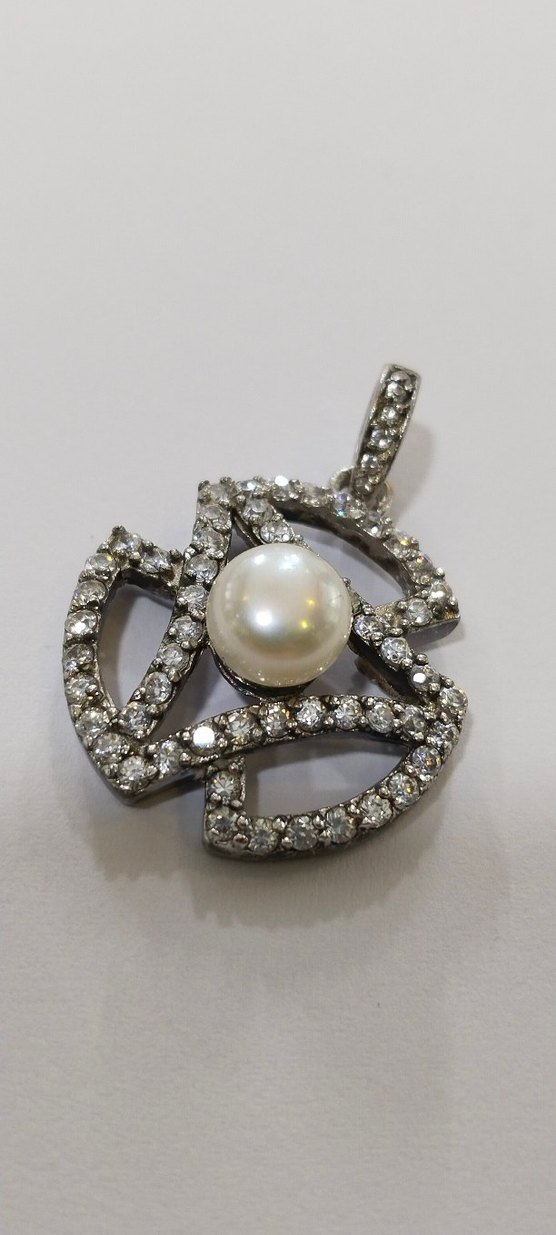 İnci ve Taş Detaylı Gri Çiçekli Kolye Ucu - Görsel 4