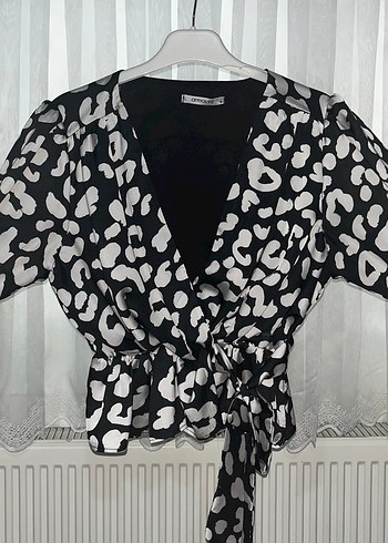 Siyah renk beyaz desenleri olan bluz - Görsel 2