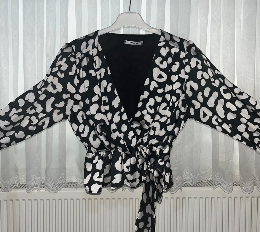 Siyah renk beyaz desenleri olan bluz - Görsel 2