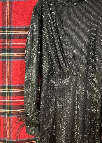 Tüy Detaylı Siyah Uzun Kollu Uzun Abiye Elbise - Görsel 3