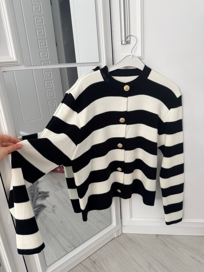 Düğme detaylı siyah beyaz çizgili triko hırka - Görsel 2