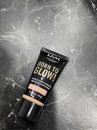Nyx born to glow fondöten
