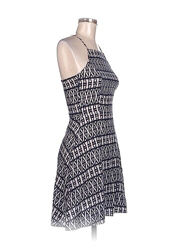 H&M H&M Kısa Elbise %70 İndirimli.