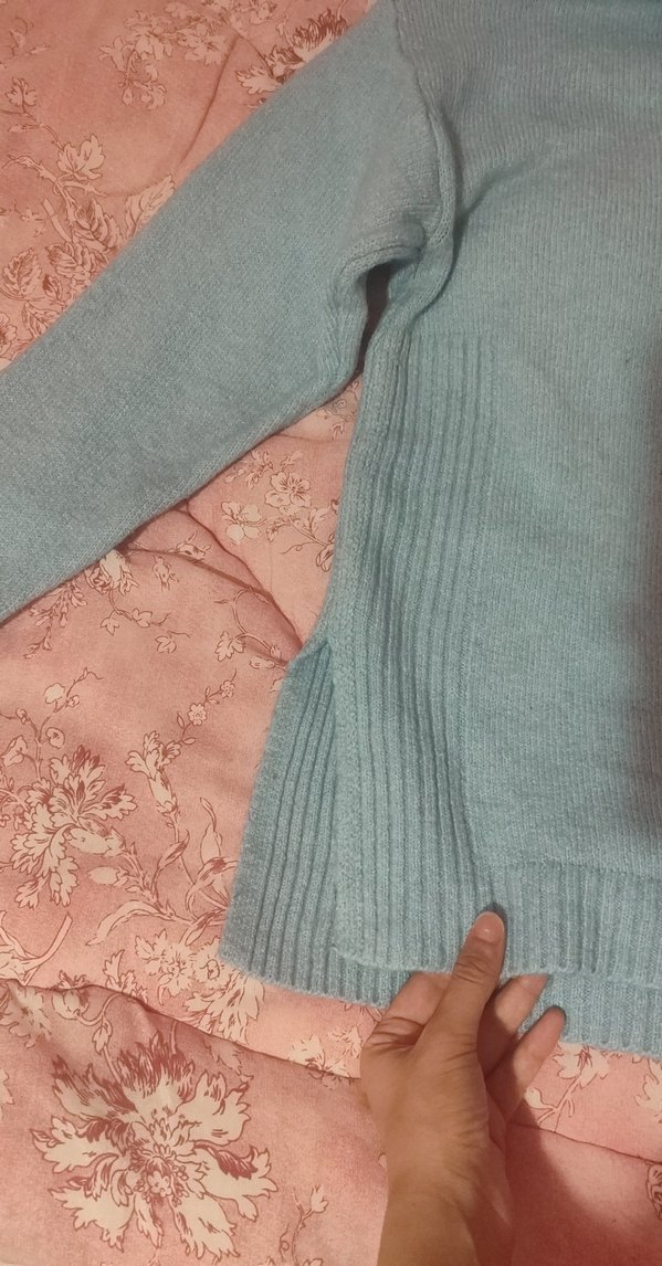 Mavi V Yakalı Örgü Kadın Kazak - Görsel 2