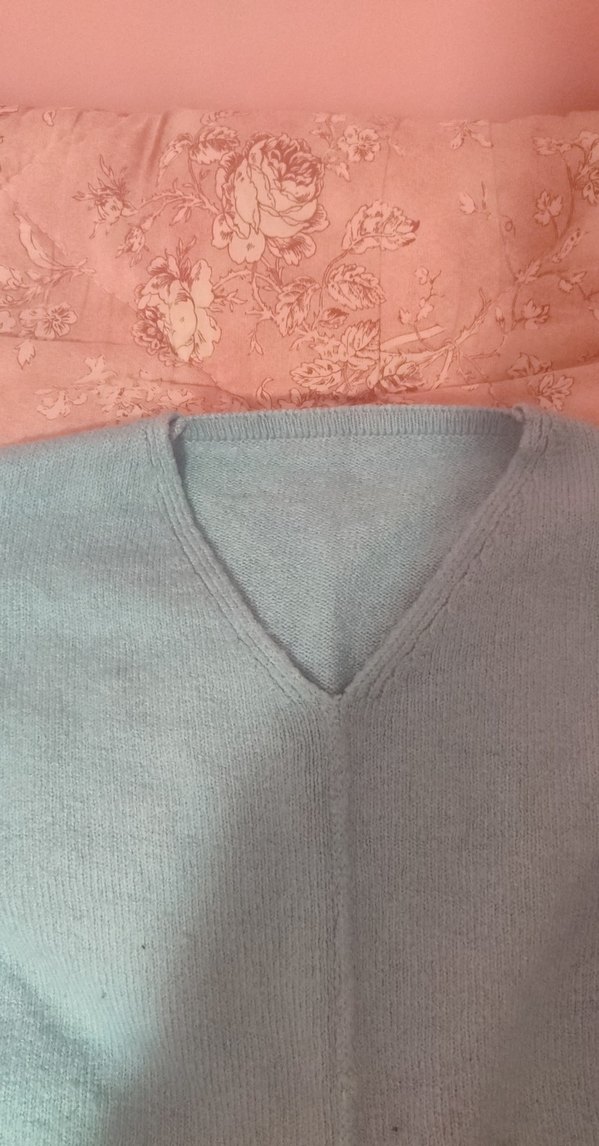 Mavi V Yakalı Örgü Kadın Kazak - Görsel 3