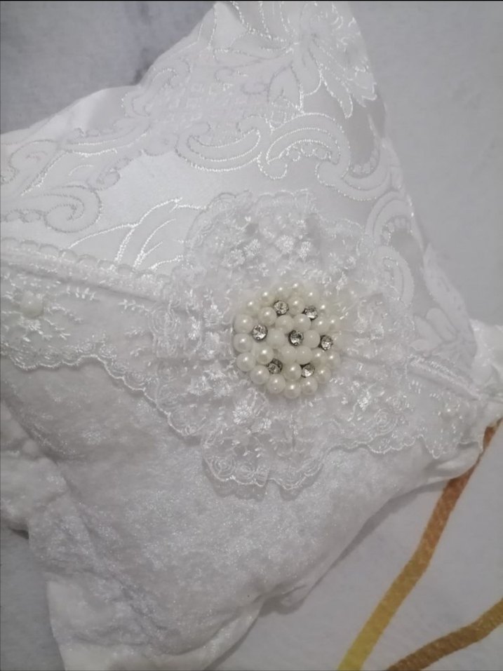 Nakışlı Beyaz Yatak Örtüsü - Görsel 2