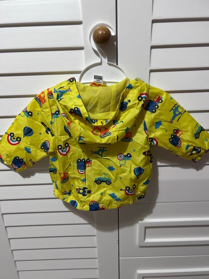 LCW Sarı Kapüşonlu Erkek Çocuk Baskılı Yağmurluk - Görsel 2