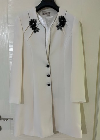 Nakış Detaylı Beyaz Tesettür Ceket - Görsel 2