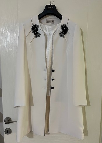 Nakış Detaylı Beyaz Tesettür Ceket - Görsel 4