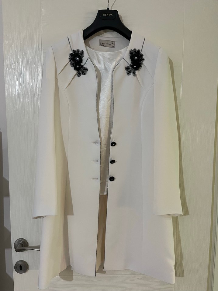 Nakış Detaylı Beyaz Tesettür Ceket - Görsel 4