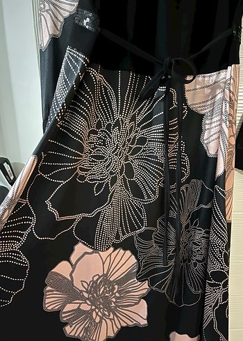 Saten çiçekli kısa abiye elbise - Görsel 5
