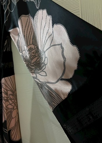 Saten çiçekli kısa abiye elbise - Görsel 4