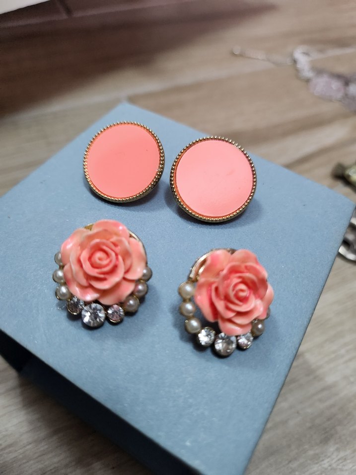 Pembe Mini Vintage Düğmeli Küpe Seti - Görsel 3